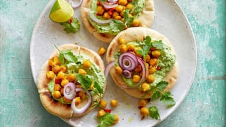 Pain pita avec crème aux herbes et pois chiches