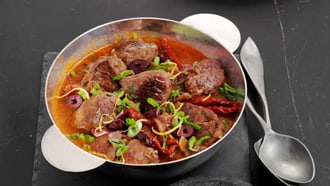 Ragoût d’agneau avec gremolata au jambon cru et aux olives