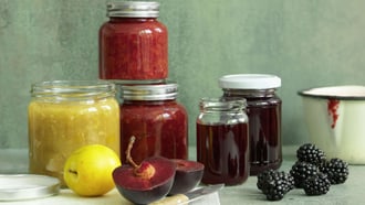 Pflaumenkonfitüre mit Baumnüssen