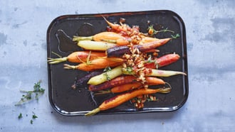 Carote al forno con salsa di pomodori e mandorle