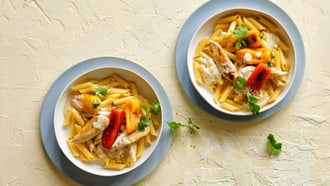 Penne mit Peperoni-Rahmsauce und Poulet
