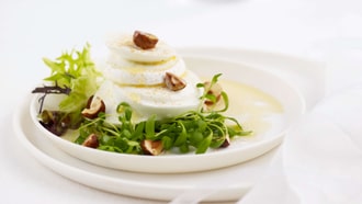 Mozzarella de bufflonne sur salade de cresson aux noisettes
