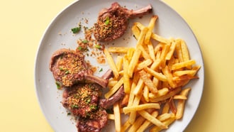Costolette d’agnello con crumble alle erbe