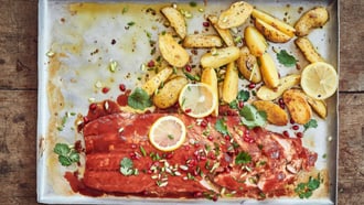 Sriracha-Lachs mit Knoblauchkartoffeln