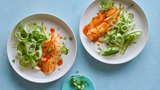 Sandre avec glaçage au miel et aux piments sur lit de concombre
