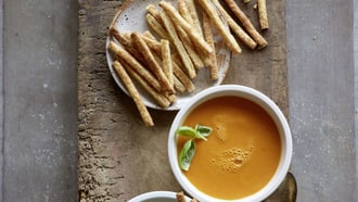 Zuppa di pomodori con bastoncini croccanti
