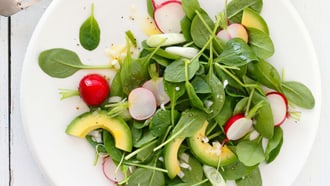 Salade d’épinards avec radis roses, avocat et vinaigrette au citron