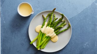Asperges à la sauce hollandaise
