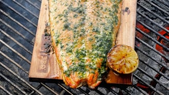 Filet de saumon sur planche de fumage