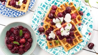 Waffeln mit Kirschenkompott