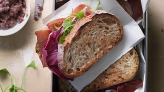 Sandwich à la viande séchée des Grisons avec chicorée rouge et ricotta