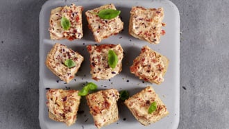 Glutenfreie Dörrtomatenmousse-Brötchen
