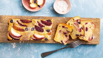 Cake au yogourt avec pêches et myrtilles