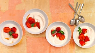 Fragole infornate con crema di ricotta