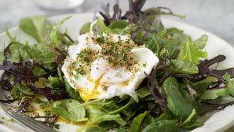 Sommersalat mit pochiertem Knusper-Ei