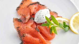 Salmone marinato con mousse di formaggio fresco e senape