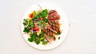 Steak de bœuf avec salade d'avocat au chimichurri