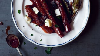 Salsifis mijotés au vin rouge avec fromage