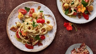 Spaghetti mit Marroni, Tomaten und Speck