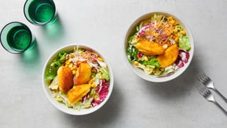 Mozzarella impanata su insalata