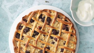 Hefewähe mit Äpfeln und Brombeeren