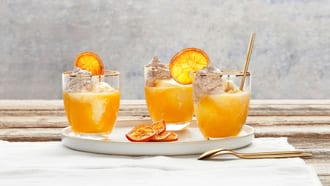 Glace, Schokoladenrahm und Orangenchips