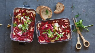 Insalata di barbabietole pronta per l'uso con formaggio fresco di capra