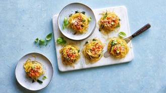 Nids de spaghetti aux légumes et au jambon cru