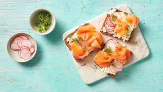 Proteinbrot mit Hüttenkäse und Rauchlachs