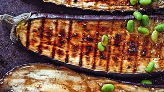 Grillierte Auberginen mit Gewürz-Caramel-Kruste und Edamame