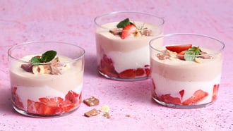 Schokoladen-Quark-Creme mit Erdbeeren