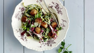 Poulet-Meatballs mit Trevisano-Nudeln
