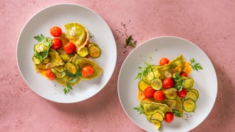 Mezzelune an Tomaten-Zucchetti-Safran-Sauce