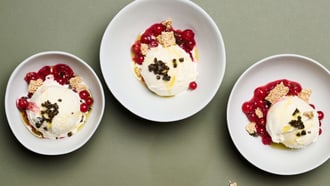 Glace vanille avec olives et croquant au sésame