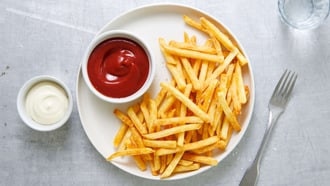 Pommes frites mit Ketchup und Mayo