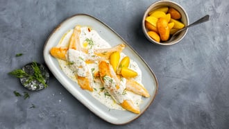 Filetti di pesce con salsa al formaggio cremoso e alle erbe