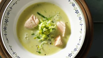 Lauch-Wasabi-Suppe mit Lachswürfeln