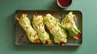 Involtini d'insalata con uova strapazzate