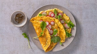 Omelette fourrée aux radis roses