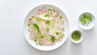Mit Miso mariniertes Kohlrabi-Carpaccio