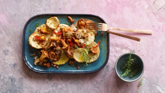 Céleri au four avec topping jambon-champignons