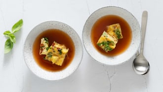 Tomatenbouillon mit Frittata