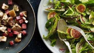 Salade avec bolets, salsiz de cerf et vinaigrette à la figue