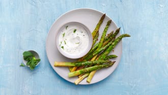 Sesamspargeln mit Ricotta-Dip
