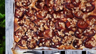 Tarte levée aux pruneaux