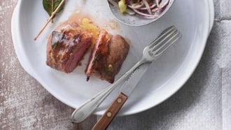 Gespickte Lammhuft vom Grill