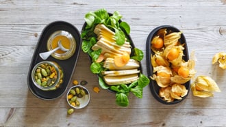 Salade de doucette au tofu fumé et aux physalis