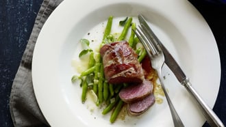 Hirschentrecôte mit Bitterorangen-Speckmantel