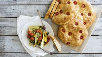 Insalata tiepida di verdure con focaccia
