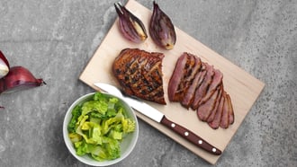 Magret de canard grillé avec laitue romaine